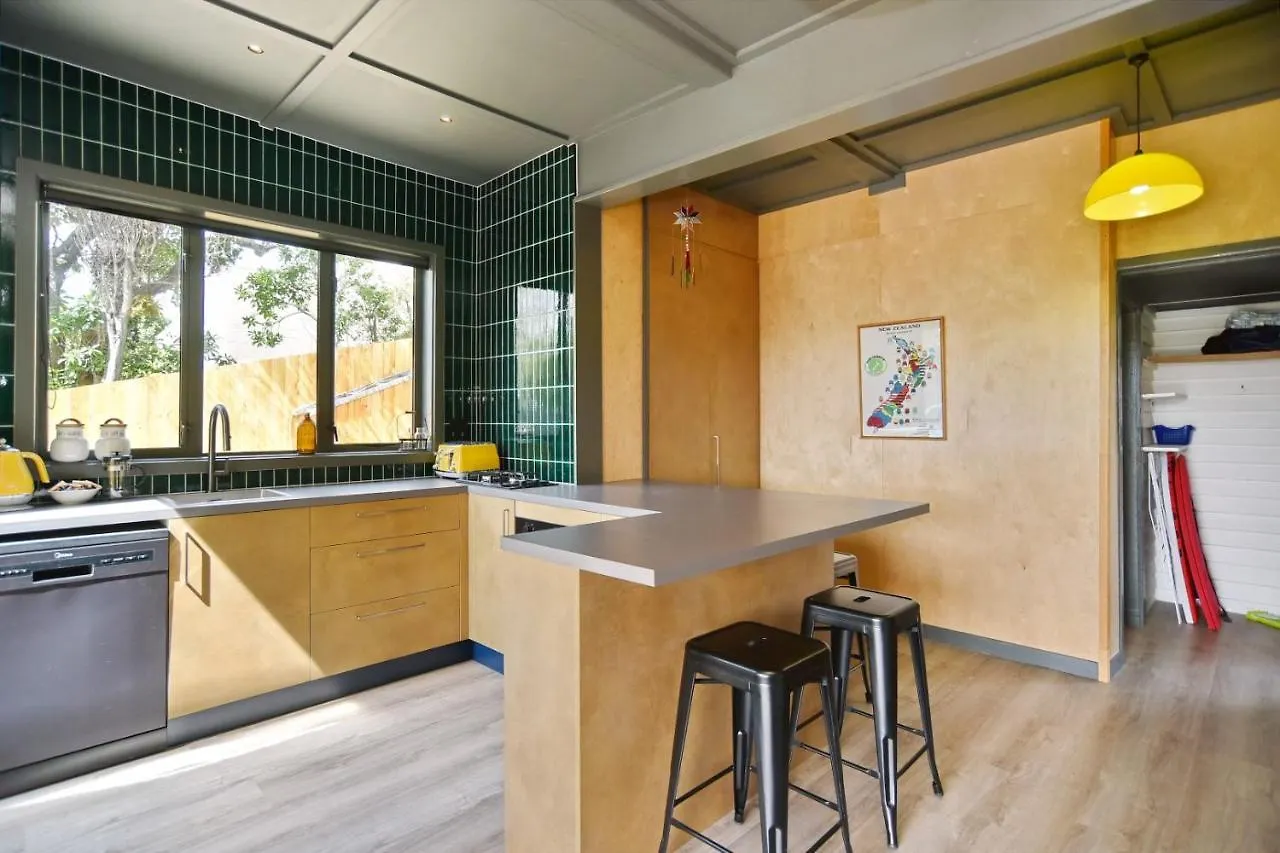 Beachfront Bach - Christchurch Holiday Homes 0*,